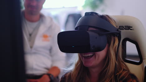 Nahaufnahme-Eines-Lächelnden-Mädchens,-Das-Ein-Futuristisches-Spiel-Spielt-Und-Einen-Modernen-VR-Helm-Mit-Brille-Trägt