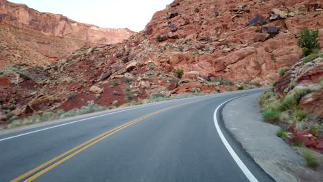 POV-Aufnahmen-Vom-Fahren-Im-Arches-Nationalpark-In-Moab,-Utah