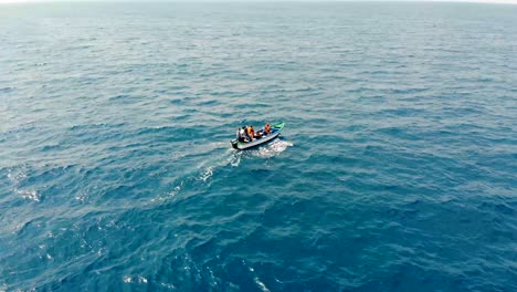 Wassertaxi,-Das-über-Das-Offene-Meer-Fährt-Und-Menschen-Befördert