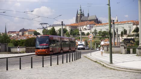 Straßenbahn-Fährt-An-Einem-Sonnigen-Sommertag-An-Der-Mähnenbrücke-Vorbei,-Prag,-Tschechische-Republik