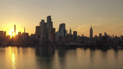Eine-Luftaufnahme-Der-Westseite-Manhattans-Bei-Sonnenaufgang-An-Einem-Klaren-Morgen