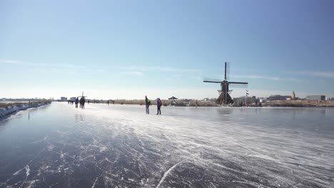 Eisläufer-Auf-Dem-Zugefrorenen-Kanal-Im-Niederländischen-Winter