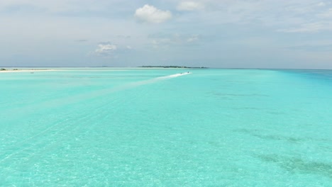 Blaue-Lagune-Weißer-Sandstrand-Malediven-Landschaft-Atoll-Türkisfarbenes-Wasser-Des-Indischen-Ozeans