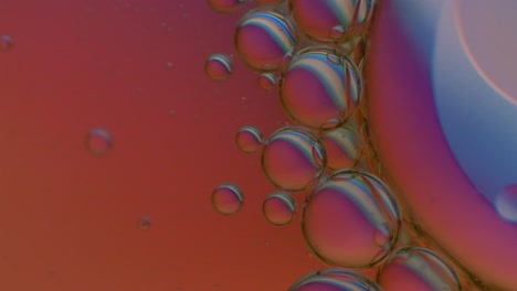 Ölige-Blasen,-Die-Im-Wasser-Ihre-Farbe-ändern