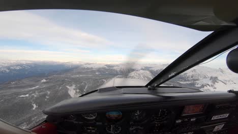Wunderschöne-Landschaftskulisse-Beim-Umfliegen-Der-Whistler-Mountains---Luftaufnahme