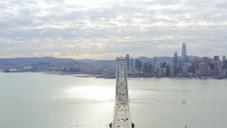 Luftbild:-Menschen-Fahren-über-Die-Brücke.-Drohnenansicht