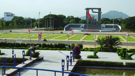 Statische-Aufnahme-Des-April-Park-Denkmals-Und-Der-Vietnamesischen-Flagge