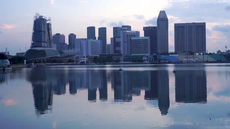 Ruhiger-Blick-Auf-Die-Skyline-Von-Singapur-Und-Die-Marina-Bay-Bei-Sonnenaufgang