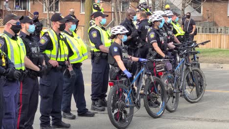 Linie-Der-Polizei-Mit-Fahrrädern,-Die-Den-Zugang-Zur-Straße-Blockieren