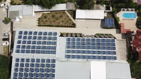 Dron-Descendiendo-Sobre-Una-Instalación-Solar-Comercial-En-La-Azotea