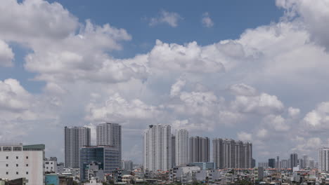 Lapso-De-Tiempo-Urbano-Con-Edificios-De-Apartamentos-De-Gran-Altura,-Nubes-Dramáticas-E-Interesantes-Sombras-En-Movimiento