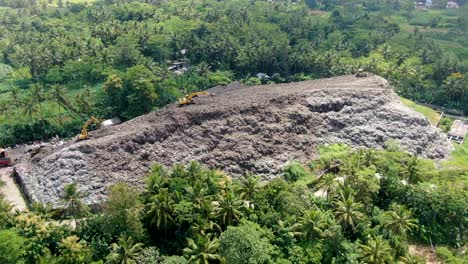 Müllendlagerstätte-Im-Dschungel-Luftaufnahme-Des-Müllbergs-In-Indonesien