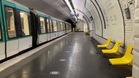 Die-U-Bahn-Verlässt-Aufgrund-Von-Corona-Covid-Eine-Leere-U-Bahn-Station-In-Paris