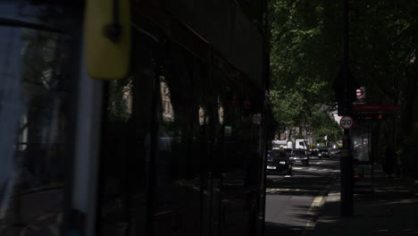 Autobús-Rojo-Routemaster-3-Pasando-Por-Millbank-Road-En-Londres