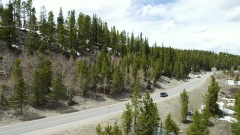 Jeep-Wrangler-Conduciendo-A-Través-De-Montañas-Nevadas,-Viaje-De-Aventura-En-Solitario-Por-Carretera