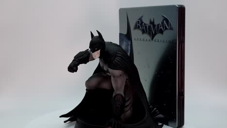 Batman-Arkham-Spielserie-Mit-Gedenkstatue-Auf-Rotierendem-Display