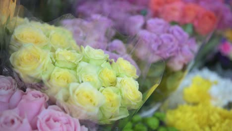 Auf-Einem-Blumenmarkt-In-Hongkong-Werden-Rosafarbene,-Violette,-Rote-Und-Gelbe-Blütenblätter-Zum-Verkauf-Angeboten
