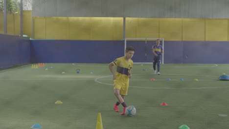 Jugendliche-Trainieren-In-Fußballuniform-Mit-Bällen-Und-Sprüngen