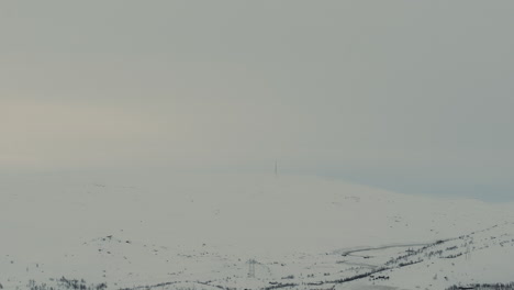 Winterlandschaft-Bei-Haugastol-Mit-Von-Wolken-Verdeckter-Wetterstation-In-Norwegen