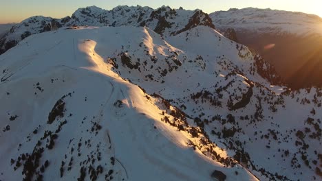Gipfelstrecke-Des-Skigebiets-In-Chamrousse-In-Den-Französischen-Alpen-Mit-Schutzhütte-Und-Skiliftlinie,-Luftaufnahme-Links