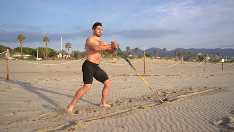 Muskelsportler-Trainieren-Funktions--Und-Rumpfübungen-Und-Ziehen-Bei-Sonnenaufgang-Mit-Gewichten-Am-Strand