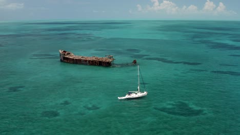 Motorboot-Segelt-In-Der-Nähe-Des-Zerstörten-Frachtdampfers-SS-Sapona-Im-Port-Royal-Auf-Den-Bahamas