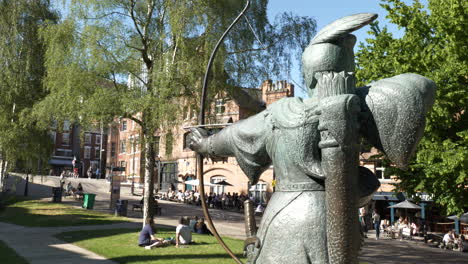 Robin-Hood-statue-in-the-city-of-Nottingham,-famous-legend-from-history