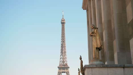 Fachada-Con-Las-Estatuas-Del-Palais-De-Chaillot-En-Trocadero-Al-Fondo-Torre-Eiffel-En-Paris