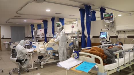 Auf-Der-Covid-Intensivstation-Im-Karachi-Krankenhaus