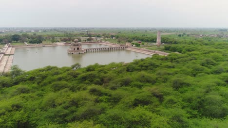 Aerial-Flyover-Of-Hiran-Minar,-Sandstone-Tower-And-Architecture-In-Punjabi,-Pakistan