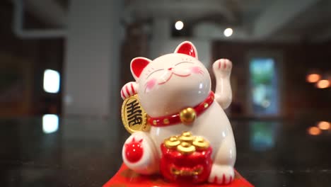 Japanische-Winkende-Glückskatze---Maneki-Neko---Winkende-Katze,-Ausgestellt-An-Der-Ladenfront
