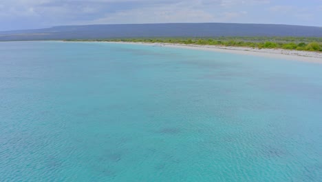 Luftüberflug-Kristallklares-Und-Tropisches-Karibisches-Meer-Und-Exotische-Landschaft-Im-Hintergrund