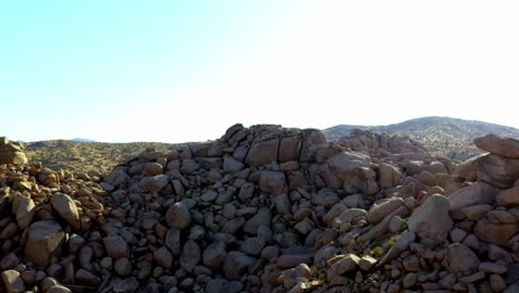 Drohnenschuss-Fliegt-Auf-Einige-Große-Felsen-In-Der-Wüste-Von-Pioneertown,-Kalifornien-Zu