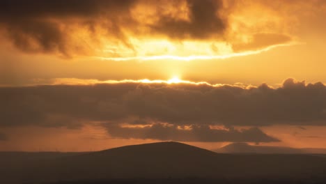 Sonnenaufgang-Durch-Wolken-Und-Hügel