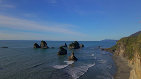 Felssäulen-Am-Wilden-Meeresufer-In-Der-Tasmanischen-See-In-Der-Nähe-Von-Neuseeland
