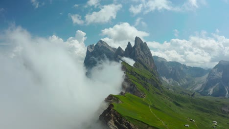 Drone-Vuela-Dentro-De-Las-Nubes,-Seceda-Dolomitas-En-Los-Alpes-Italianos,-Tiro-De-Transición