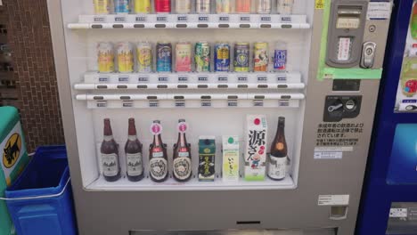Máquina-Expendedora-De-Cerveza-En-La-Calle-Japonesa