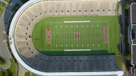 Hohe-Luftaufnahme-Des-Fußballstadions-Der-Harvard-University-–-Von-Oben-Nach-Unten