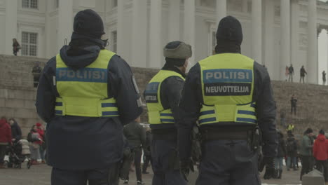 Agentes-De-Policía-Custodian-Una-Manifestación-De-Protesta-Frente-A-La-Catedral-De-Helsinki