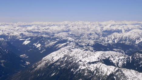 Vista-Panorámica-De-Los-Escarpados-Picos-Nevados-En-El-área-De-Cache-Creek-En-El-Centro-De-Columbia-Británica,-Canadá
