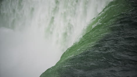 Nahaufnahme-An-Den-Niagarafällen-Von-Wasser,-Das-Im-Winter-Herunterfällt