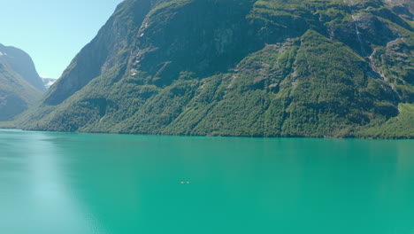 Vista-Lejana-De-Veleros-En-Un-Lago-Prístino-Con-Exuberantes-Montañas-Forestales-Cerca-De-Stryn,-Condado-De-Vestland,-Noruega