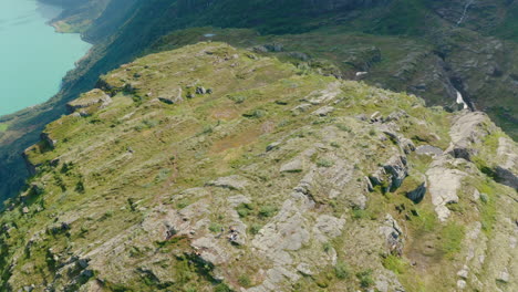 Draufsicht-Auf-Die-Zerklüftete-Landschaft-Des-Klovane-Gipfels-Und-Das-Türkisfarbene-Wasser-Des-Oldevatnet-Sees-In-Olden,-Norwegen