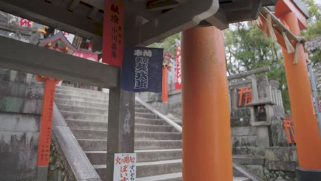 Pan-Establishing-Shot-of-Fushimi-Inari-Taisha,-Kyoto-Japan