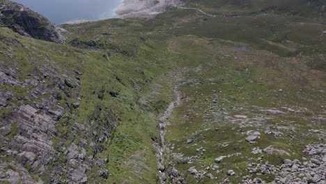 Sendero-De-Montaña-Rocosa-En-La-Zona-De-Senderismo-De-Lyngsheia-Cerca-De-Lyngsvatnet-En-Rogaland,-Noruega