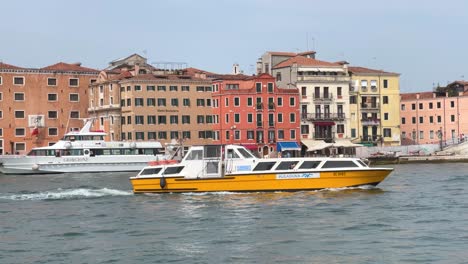 Vaporetto-Waterbus-Navegando-Sobre-El-Agua-En-Venecia,-Italia