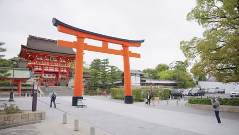 Main-Torii-Gate-at-Fushimi-Inari,-Kyoto