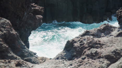 Starke-Und-Gefährliche-Wellen,-Die-Auf-Der-Insel-Teneriffa,-Spanien,-Hin-Und-Her-Kommen