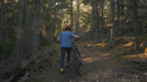 Mountainbiker-Steigt-Mit-Seinem-Fahrrad-Auf-Einen-Berg-Und-Ist-Bereit-Für-Das-Abenteuer-Auf-Der-Insel-Texas,-British-Columbia,-Kanada