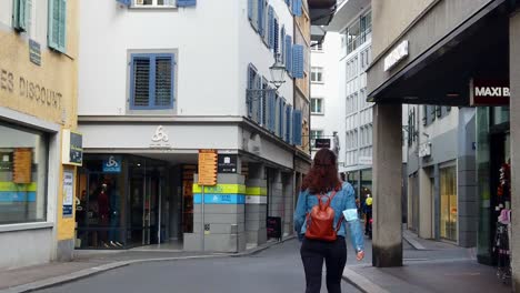 Straße-Und-Gebäude-In-Luzern-Mit-Einer-Gehenden-Dame